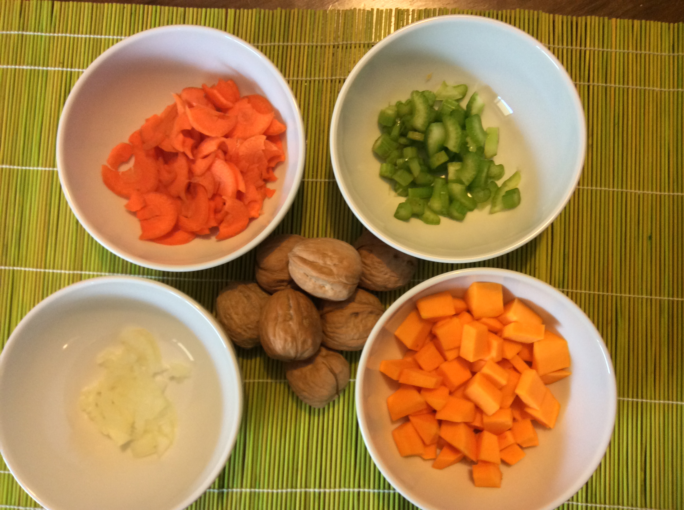 ingredienti-girandole-di-zucchine-crude-e-ragu-di-verdure