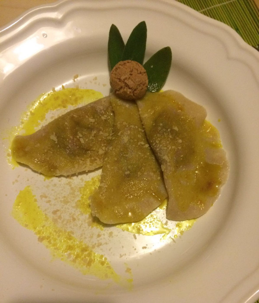mezzelune-di-pasta-fresca-ripieno-zucca-gialla-amaretti